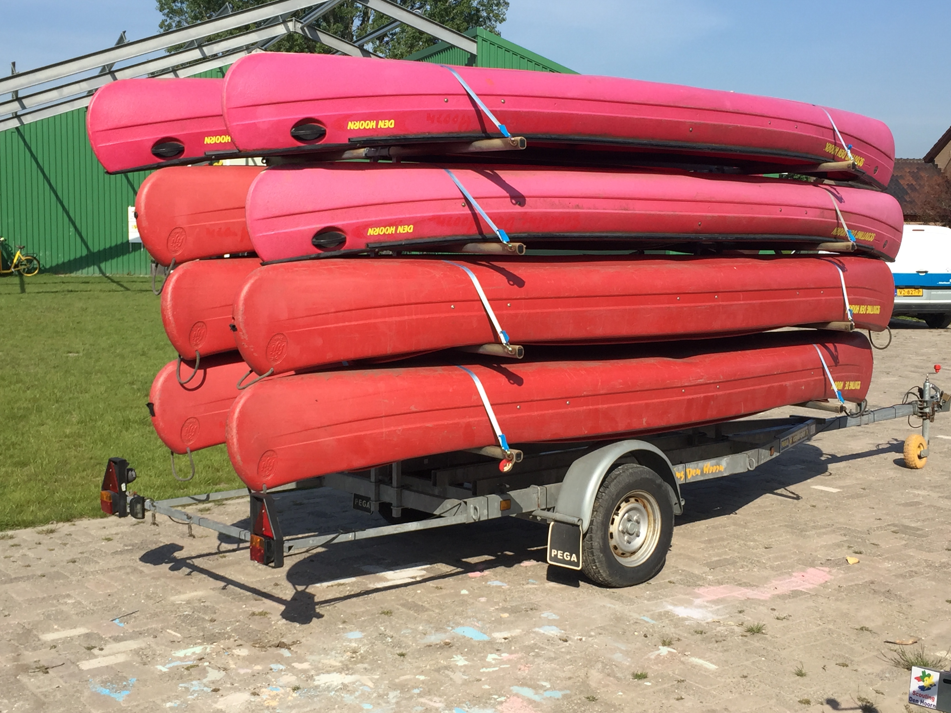 Kanotrailer met 8 kano's (rood)