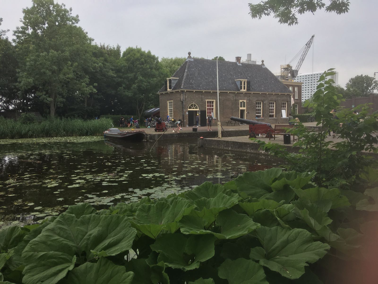 Schuit aangemeerd op Kruithuis te Delft